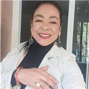 Soy trabajadora social de profesión y me defino como una persona polifacética y multicultural.